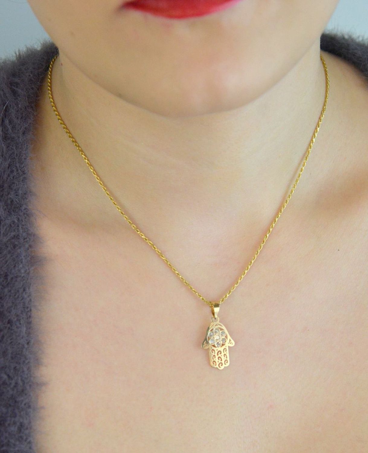 Zawieszka złota Ręka Fatimy próby 585, zdobiona cyrkoniami. Wymiary 2,5×1,3 cm, waga 0,61 g. Idealna jako prezent lub talizman ochronny.1.jpg